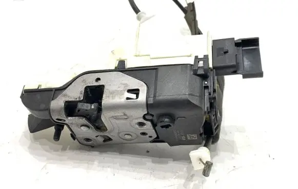 Peugeot 3008 I Front door lock A02323