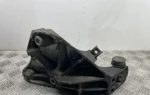 Engine mounting bracket