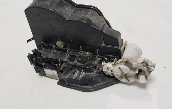 BMW X3 F25 Front door lock 7318409
