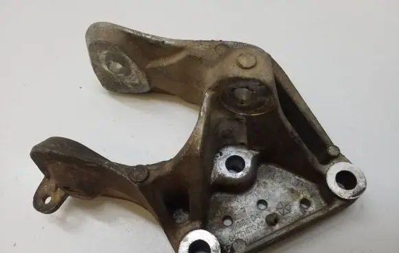 Chrysler Town & Country V Engine mounting bracket 04721570AB