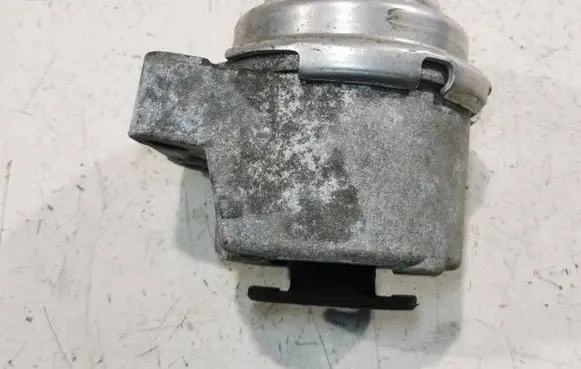 Volvo S60 Engine mount bracket 31304038