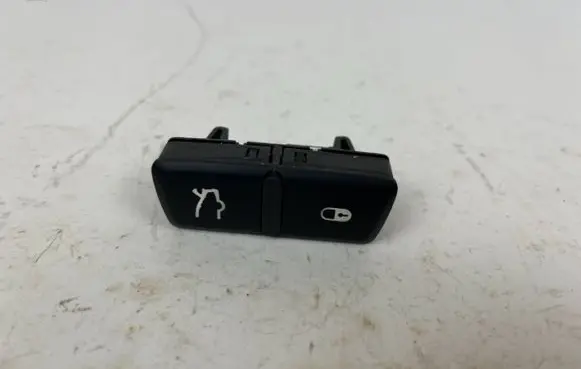 Maserati Levante Tailgate/boot open switch button 670060550
