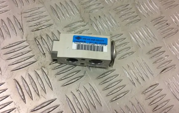 Audi A3 S3 8L Air conditioning (A/C) expansion valve 5QE820679 T58929A