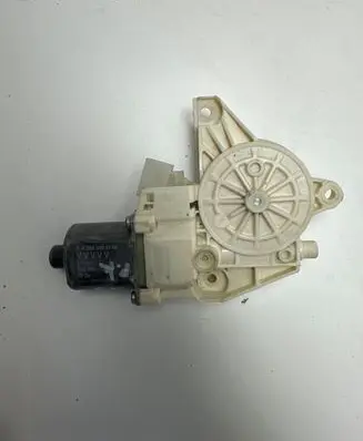 Mercedes-Benz A W176 Front door window regulator motor A2469065100 93386510