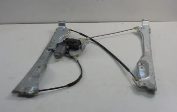 Renault Clio III Front door window regulator with motor 8200291147J