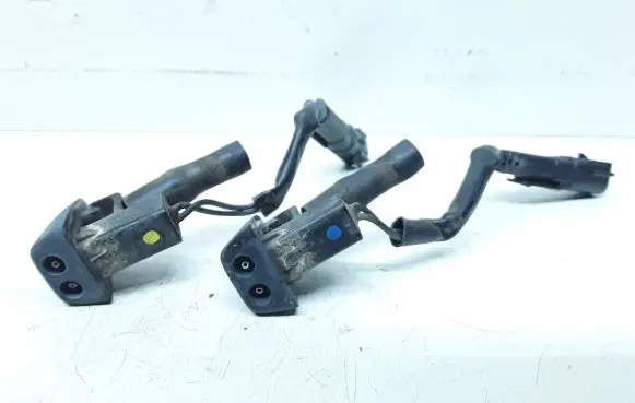 Volvo XC60 Windshield washer spray nozzle 