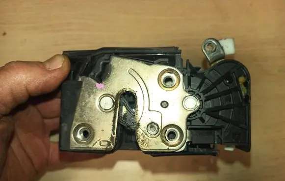 Dacia Sandero Front door lock 