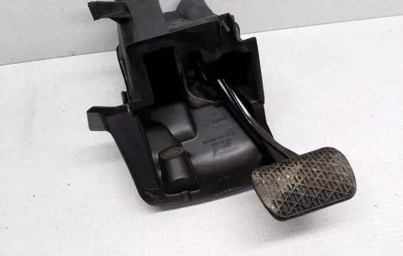 Mercedes-Benz E W211 Brake pedal A2116840918