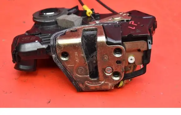 Toyota Corolla E110 Front door lock 