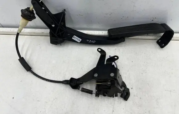 Mercedes-Benz E W210 Accelerator throttle pedal a0115428717 1293010001 0205001303