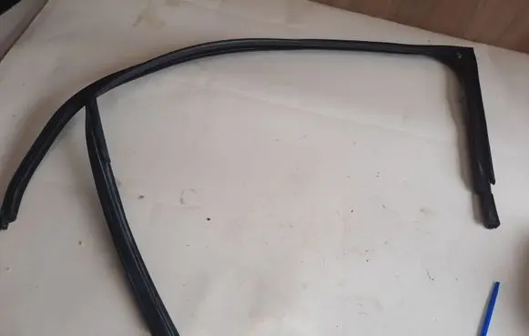 Volkswagen Jetta VI Front door glass trim molding 5C6837432