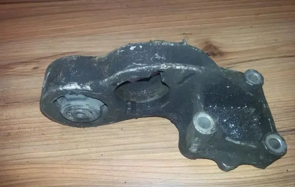 Citroen Berlingo Engine mount bracket