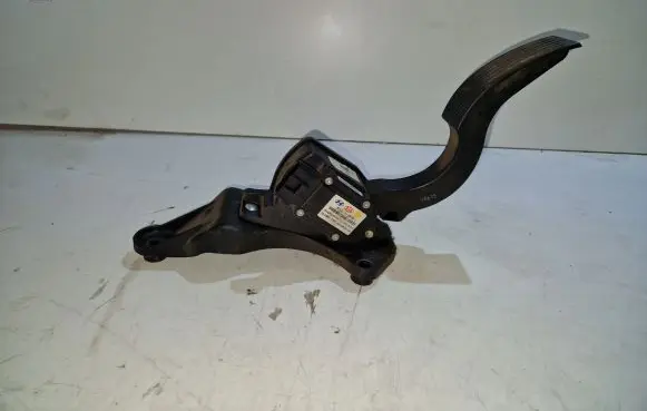 Hyundai Santa Fe Accelerator throttle pedal 327262B100