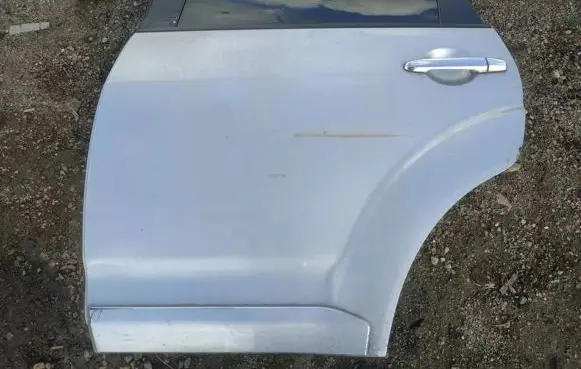Mitsubishi Outlander Rear door sidabrines