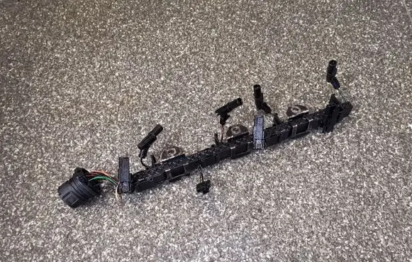 Volkswagen PASSAT B6 Fuel injector wires 