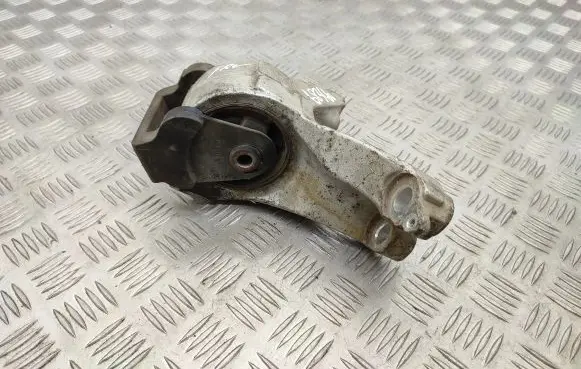 Honda FR-V Engine mount bracket