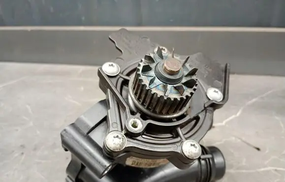 Volkswagen Golf VI Water pump 06j121026p