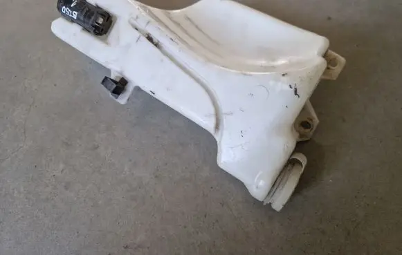 Windshield washer fluid reservoir/tank