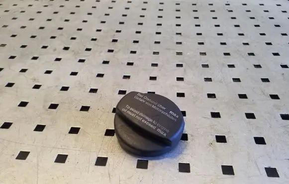 Mercedes-Benz A W169 Oil filler cap 1110180302