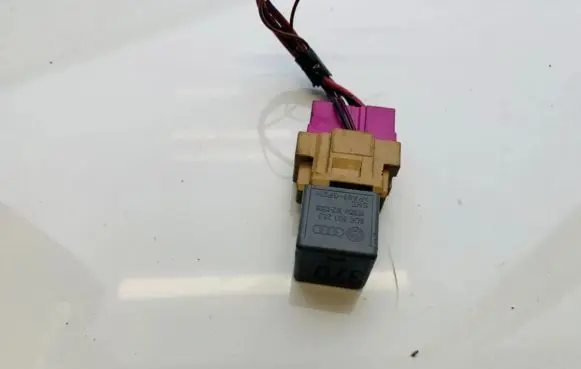 Volkswagen PASSAT B5.5 Other relay 8D0951253 V23134J52X300