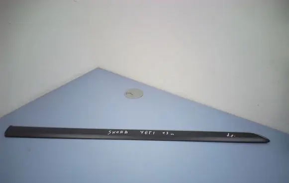 Skoda Yeti (5L) Front door trim (molding) 5L0853518A