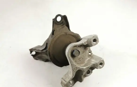 Honda CR-V Engine mount bracket