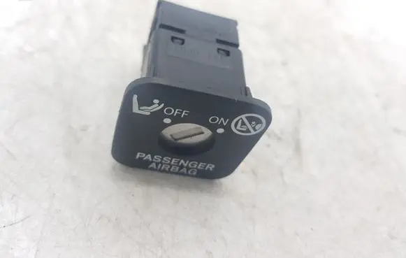 Toyota Avensis T250 Passenger airbag on/off switch 171OP81