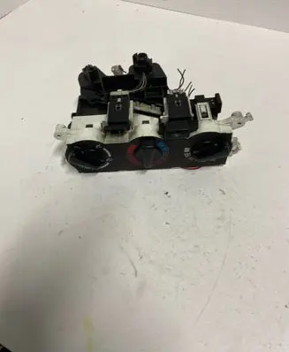 Nissan Primera Climate control unit 7040230733