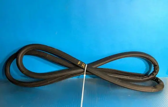 Opel Astra K Front door rubber seal 39179848