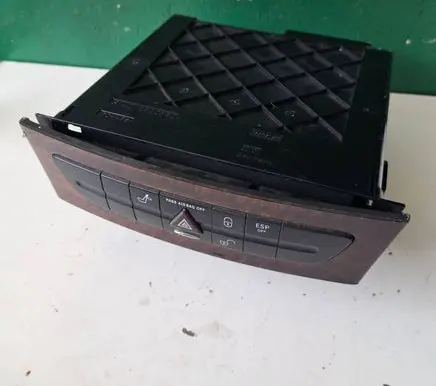 Mercedes-Benz E W211 CD/DVD changer A2116800552