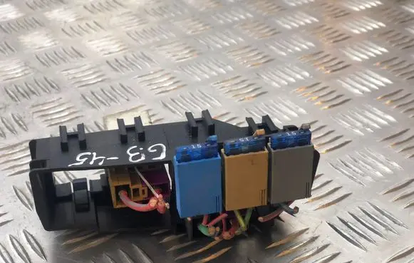 Audi A4 S4 B7 8E 8H Fuse module 8E2937503B