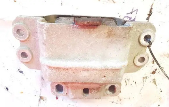 Skoda Octavia Mk2 (1Z) Engine mount bracket