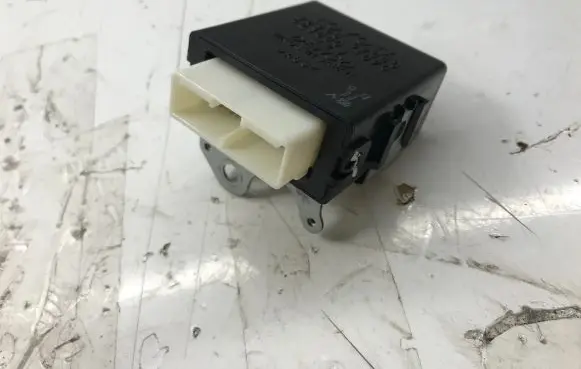 Toyota Auris 150 Window wiper relay 8594002040 4230001070