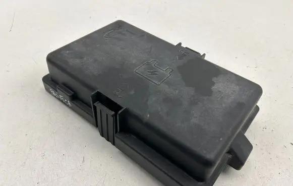 Chrysler Pacifica Fuse box cover 63513382