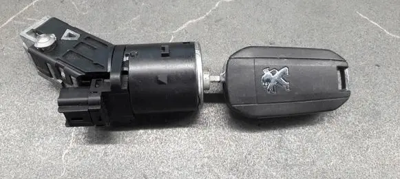 Peugeot 208 Ignition lock 9673257480