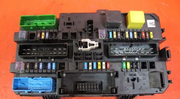 Opel Zafira B Fuse module 13220831M