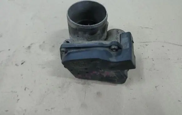 Volkswagen Tiguan Throttle valve 03C133062C
