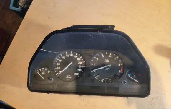 BMW 5 E34 Speedometer (instrument cluster) 8350527 81136170 81136171