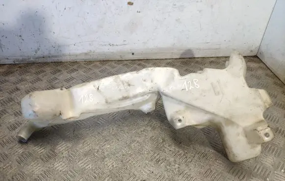 Windshield washer fluid reservoir/tank