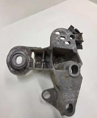 Audi A4 S4 B7 8E 8H Engine mounting bracket 8E0199352F