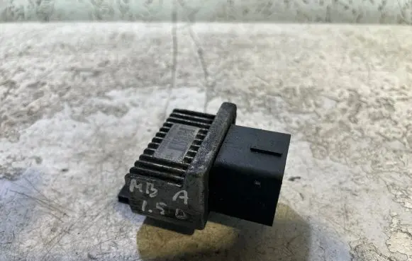 Mercedes-Benz A W176 Glow plug pre-heat relay 110678071R