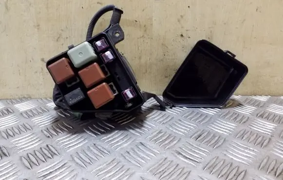 Toyota Avensis T220 Relay mounting block 