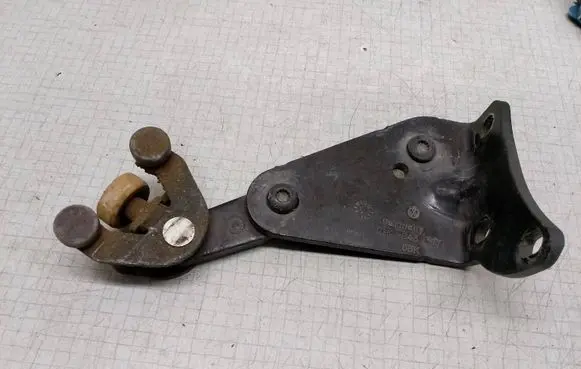 Volkswagen Transporter - Caravelle T5 Sliding door lower roller guide/hinge 7H0843397