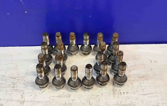 Volvo XC70 Nuts/bolts 31317489 31202337