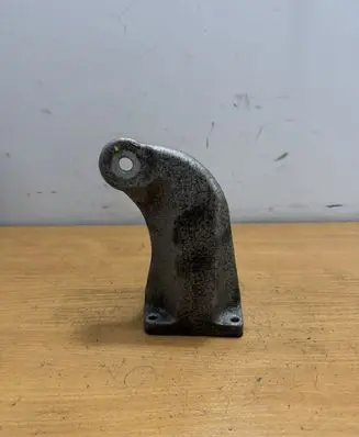 Engine mounting bracket