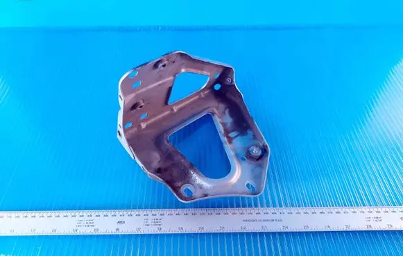 Audi A6 S6 C6 4F Fender mounting bracket 4F0821135