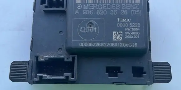 Mercedes-Benz Sprinter W906 Door control unit/module 9068203526 A9068203526