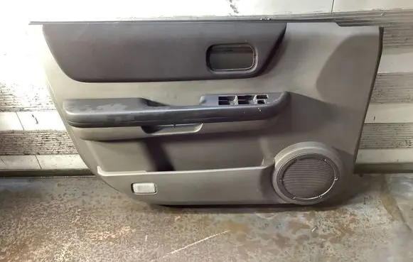 Nissan X-Trail T30 Front door card panel trim 809018H300
