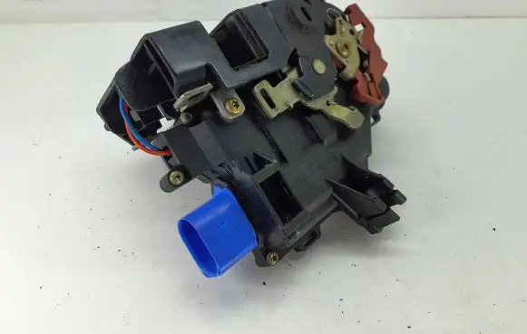 Volkswagen Golf VI Rear door lock 7L0839015 PA66309