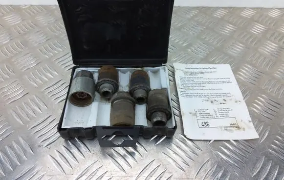 Toyota Corolla Verso AR10 Anti-theft wheel nuts and lock GBNGAEV024B